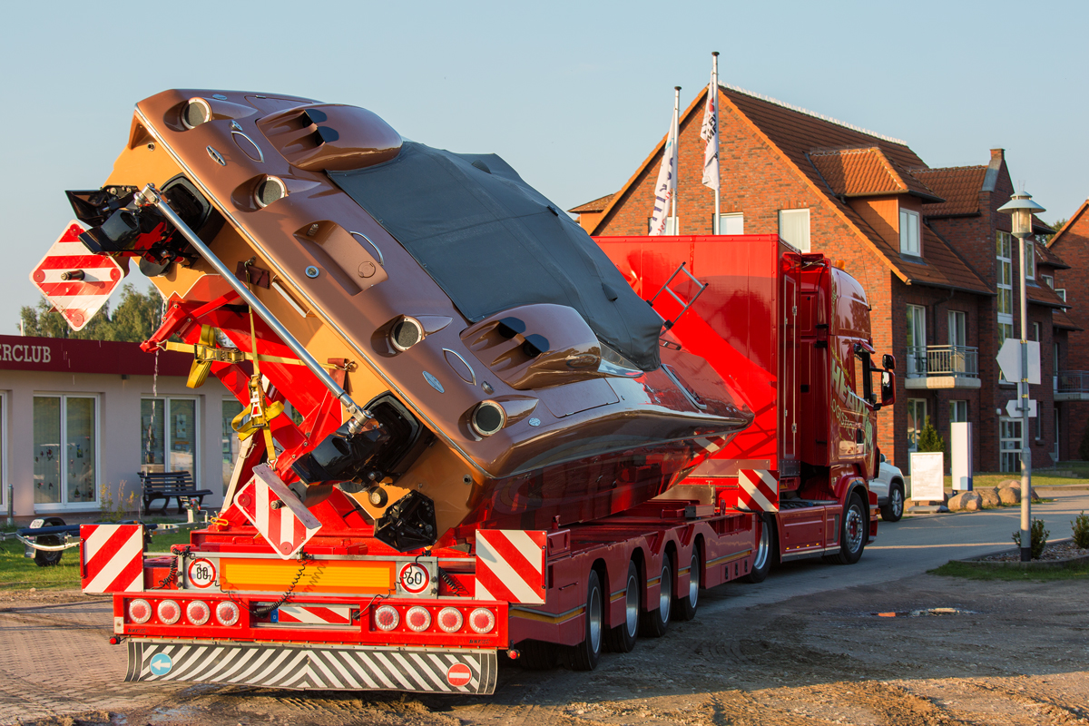 Abfahrt eines Speedboots auf einem Spezialtransporter vom Gelände der Ueckermünder Lagunenstadt. - 12.09.2015