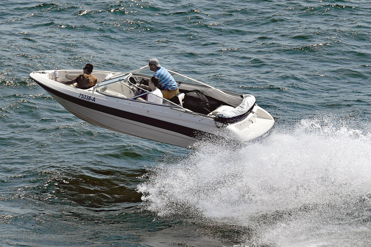  Abgehoben  hat das Sportboot mit der Kennung 75338-A am 23.06.2019 auf der Kieler Förde, wenn auch nur für wenige Augenblicke. 