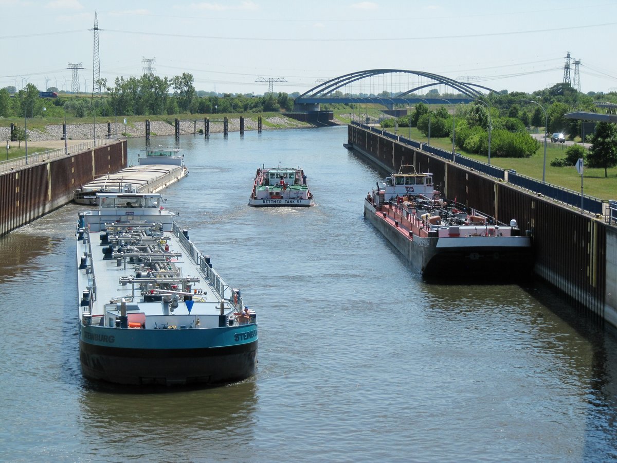 Ablegen und Einfahren in die Schleuse Rothensee. Blick von der Schleusenbrücke auf den Rothenseer Verbindungskanal am 19.06.2017. TMS Steinburg (04812070) und das GMS Fatum (04805290) fahren zur Bergschleusung ein. TMS Dettmer Tank 51 (04014550) fährt zum Löschen in den Hafen Magdeburg und das TMS Dettmer Tank 53 (04017280) muß weiterhin warten.