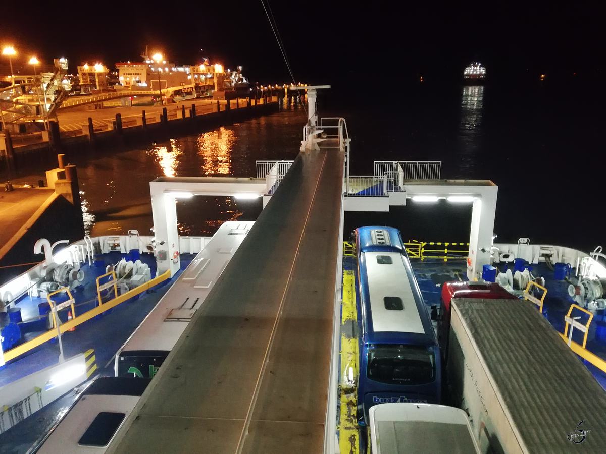 Ablegen mit der  Pride of Canterbury  von P&O Ferries im Hafen von Calais. (Juli 2017)