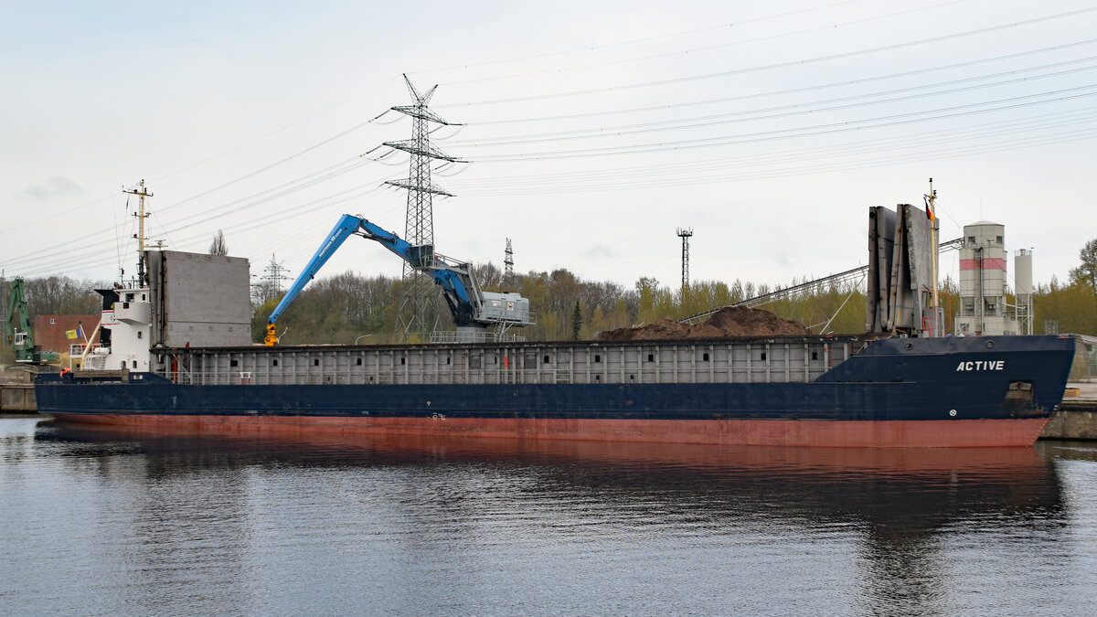 ACTIVE (IMO 9126352) am 22.04.2022 beim Lehmannkai 1 in Lübeck