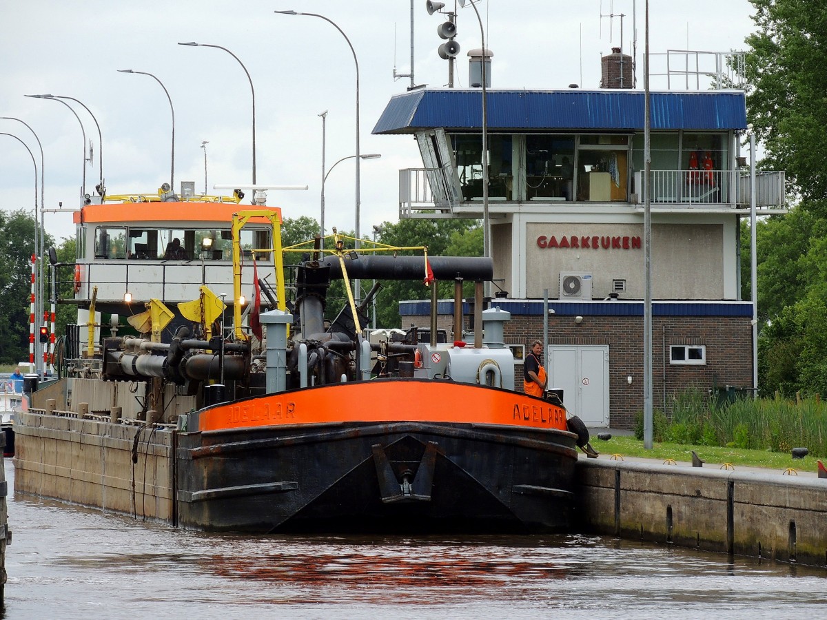 ADELAAR(02312319; L=60; B=8m; 928t; 2x340PS; Bj.1959) passiert die Gaarkeukensluis; 150615