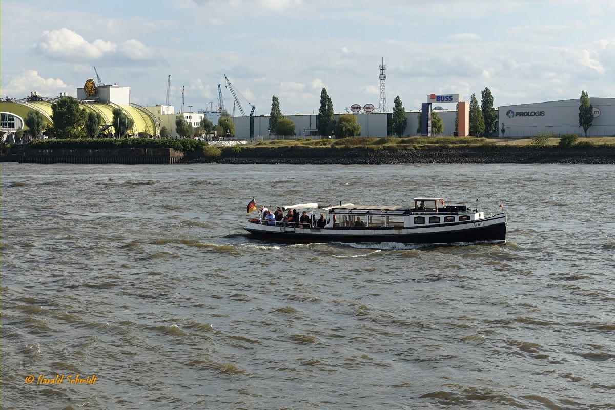 ADELE (ENI 05104980) am 7.9.2020, Hamburg, Eelbe Höhe St. Pauli  /
Ex-Namen: ADVOCARD, ELSE, MAGDALENE II /
Barkasse / Lüa 15,5 m, B 3,7 m, Tg 1,2 m / 1 Diesel 128 PS / 57 Pers. / gebaut 1923 bei Heidtmann, Hamburg /
