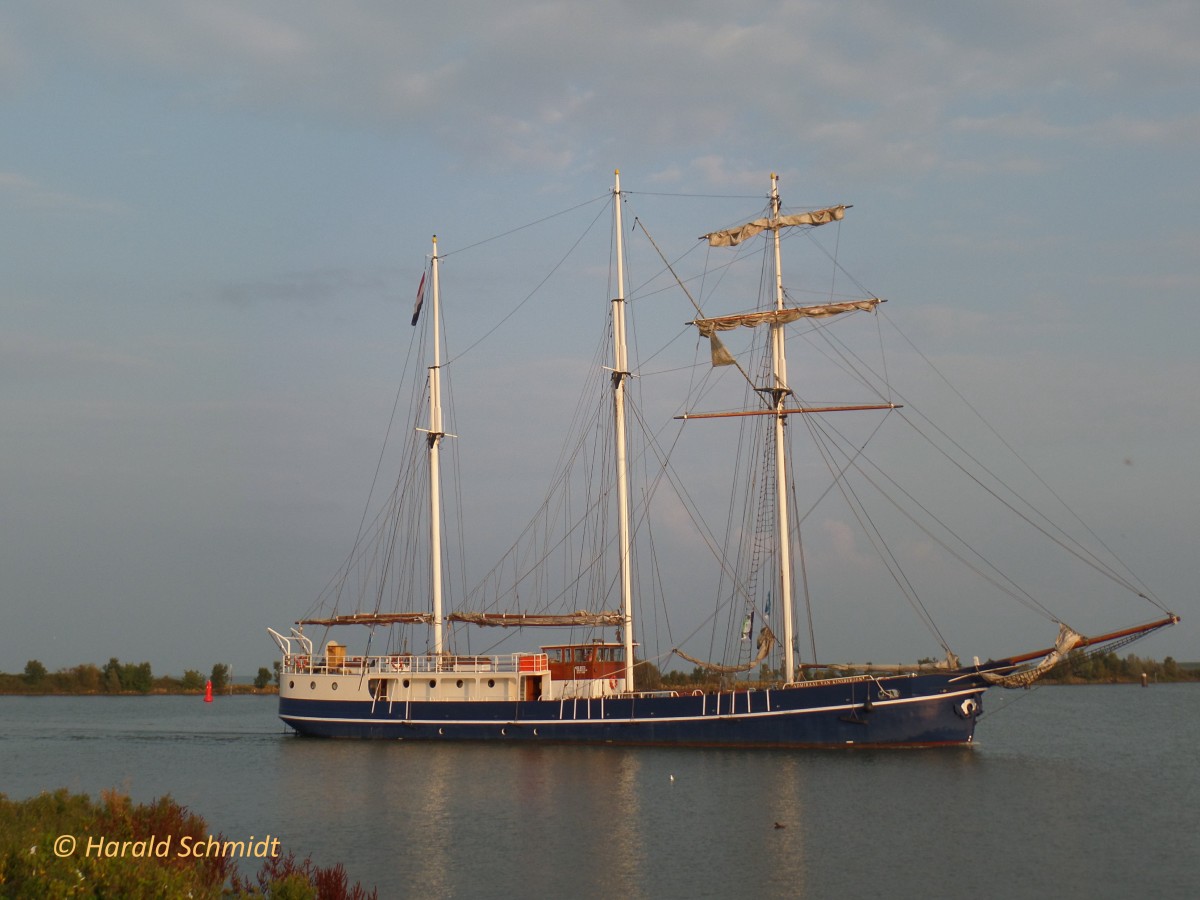 ADMIRAAL VAN KINSBERGEN am 7.9.2014 im Hafen von Enkhuizen, NL /
Barkentine (Schonerbark)  / Lüa 50 m, B 6,5 m, Tg 2,1 m / Segelfläche: 600 m² /
