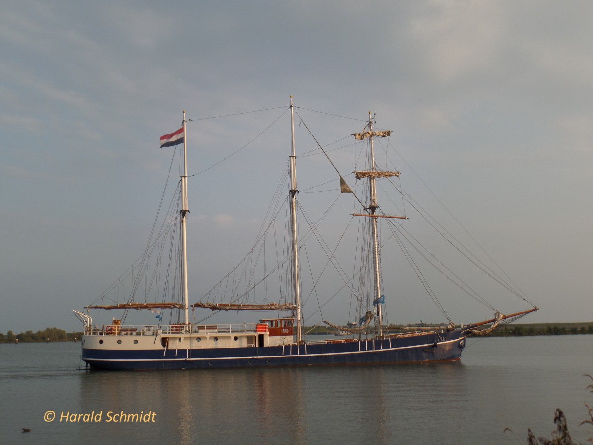 ADMIRAAL VAN KINSBERGEN am 7.9.2014 im Hafen von Enkhuizen, NL /
Barkentine (Schonerbark)  / Lüa 50 m, B 6,5 m, Tg 2,1 m / Segelfläche: 600 m² /
