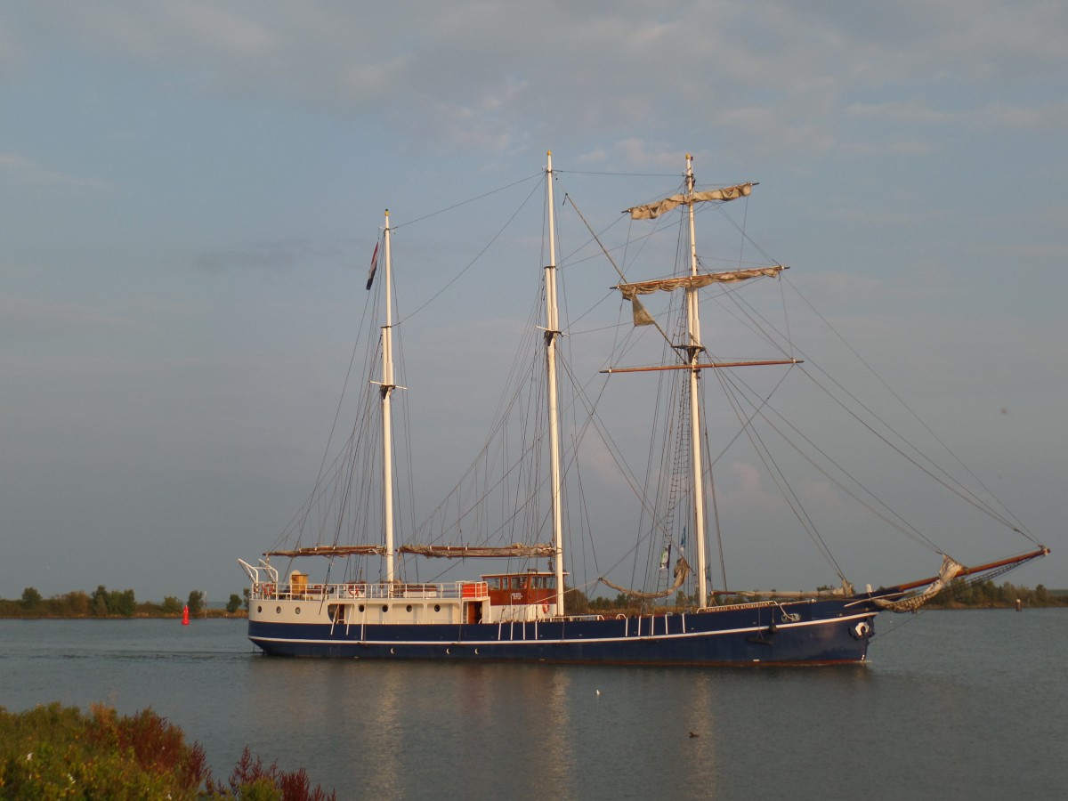 ADMIRAAL VAN KINSBERGEN (ENI 02302173) am 7.9.2014 Enkhuizen / NL  auslaufend / 
3-Mast Segelcharterschiff / Lüa 50 m, B 6,6 m, Tg 2,1 m / 10 Segel, Segelfläche: 600 m² ; 1 Diesel; Cummins, 221 kW (300 PS) / gebaut 1891 Prins in Arnheim als Dreimastbarketine JOLLES  /  2000 Umbau zum heutigen Aussehen /
