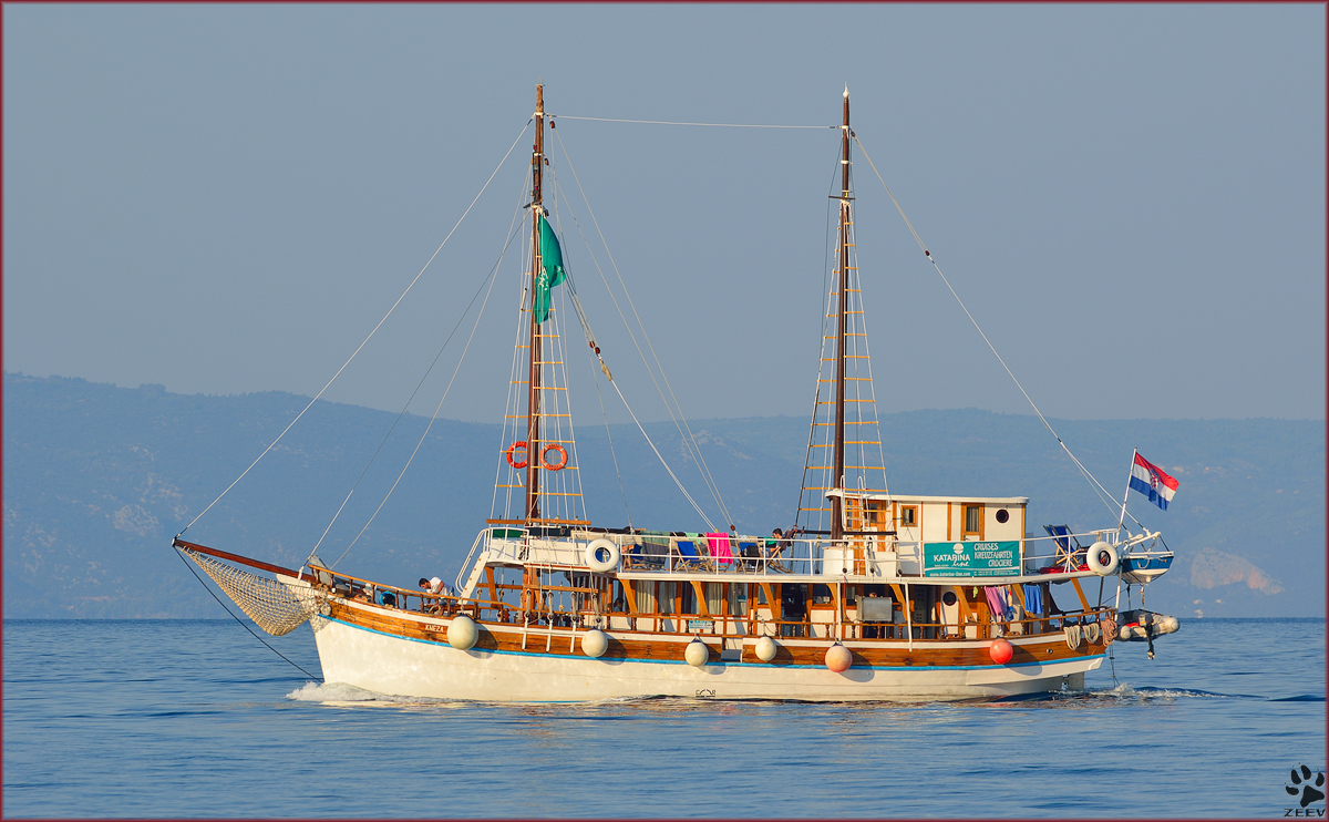 Adriakreuzfahrtschiff ’Kneza' vor Čaklje unterwegs; in Hintergrund Insel Hvar. /1.9.2013