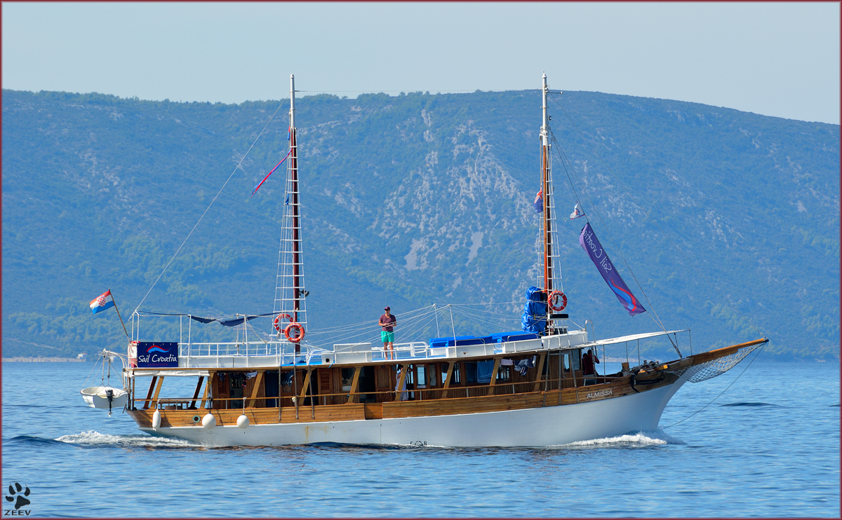Adriakreuzfahrtschiff 'Almissa' unterwegs vor Čaklje mit Insel Hvar in Hintergrund. /29.8.2013