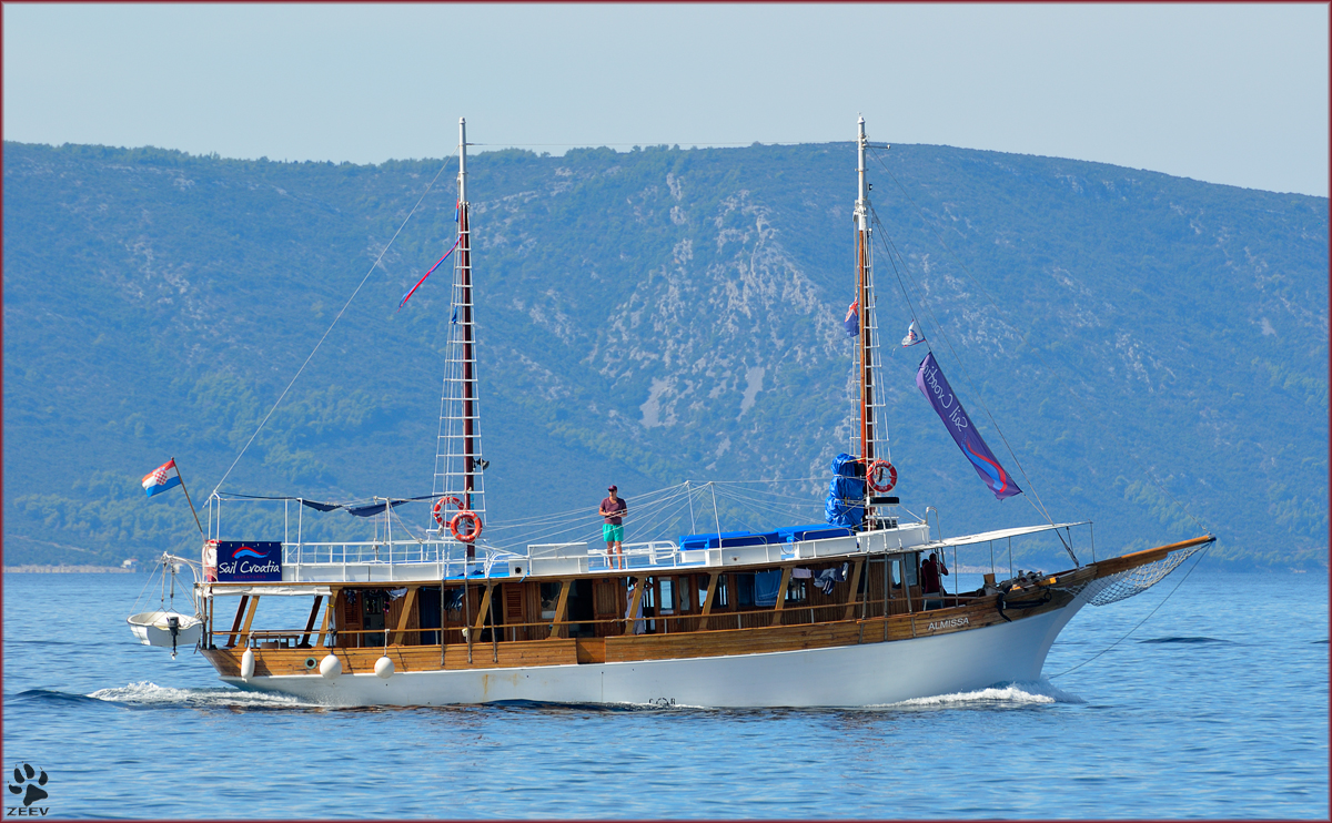 Adriakreuzfahrtschiff 'Almissa' unterwegs vor Čaklje mit Insel Hvar in Hintergrund. /29.8.2013