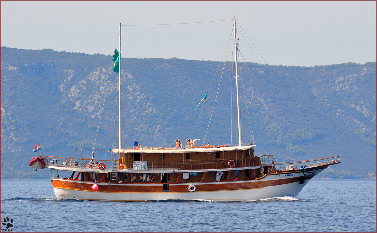 Adriakreuzfahrtschiff 'Labrador' unterwegs vor Čaklje mit Insel Hvar in Hintergrund. /29.8.2013