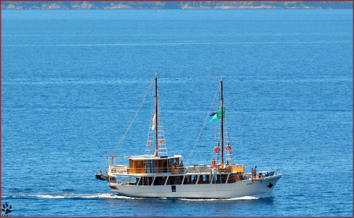 Adriakreuzfahrtschiff 'Madona' unterwegs vor Čaklje, in Hintergrund Insel Hvar. /4.9.2013