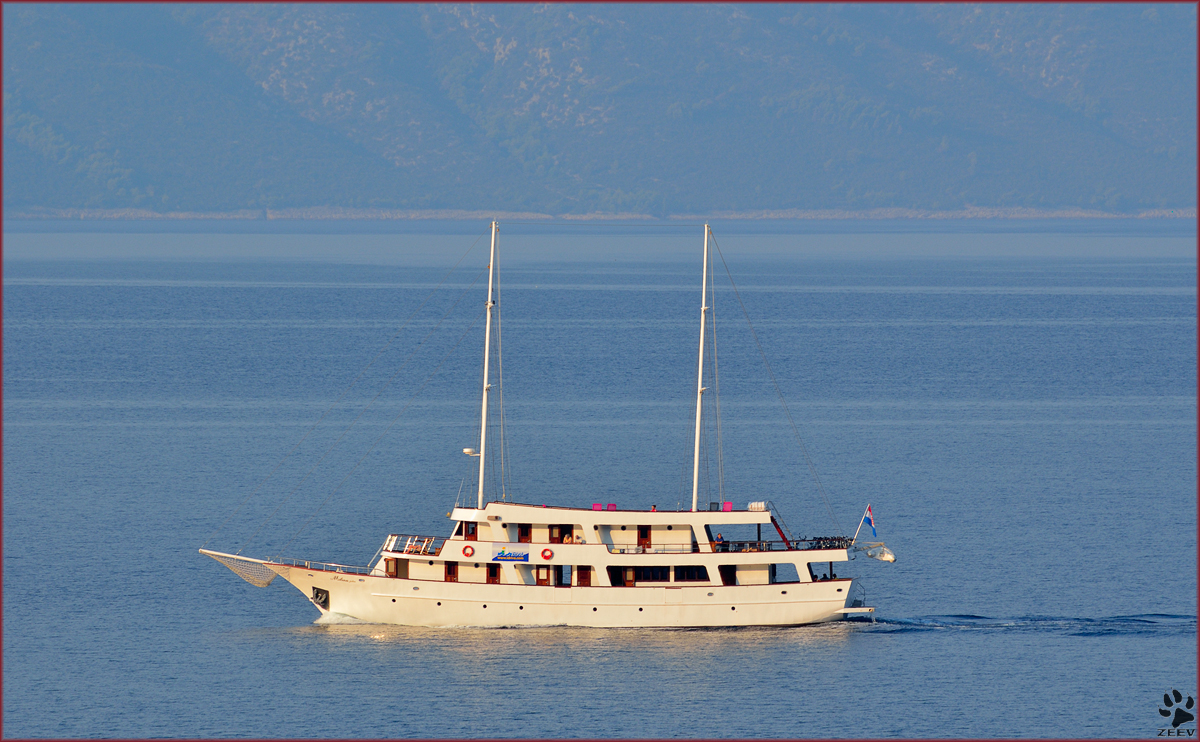 Adriakreuzfahrtschiff 'Milena' unterwegs vor Čaklje mit Insel Hvar in Hintergrund. /2.9.2013