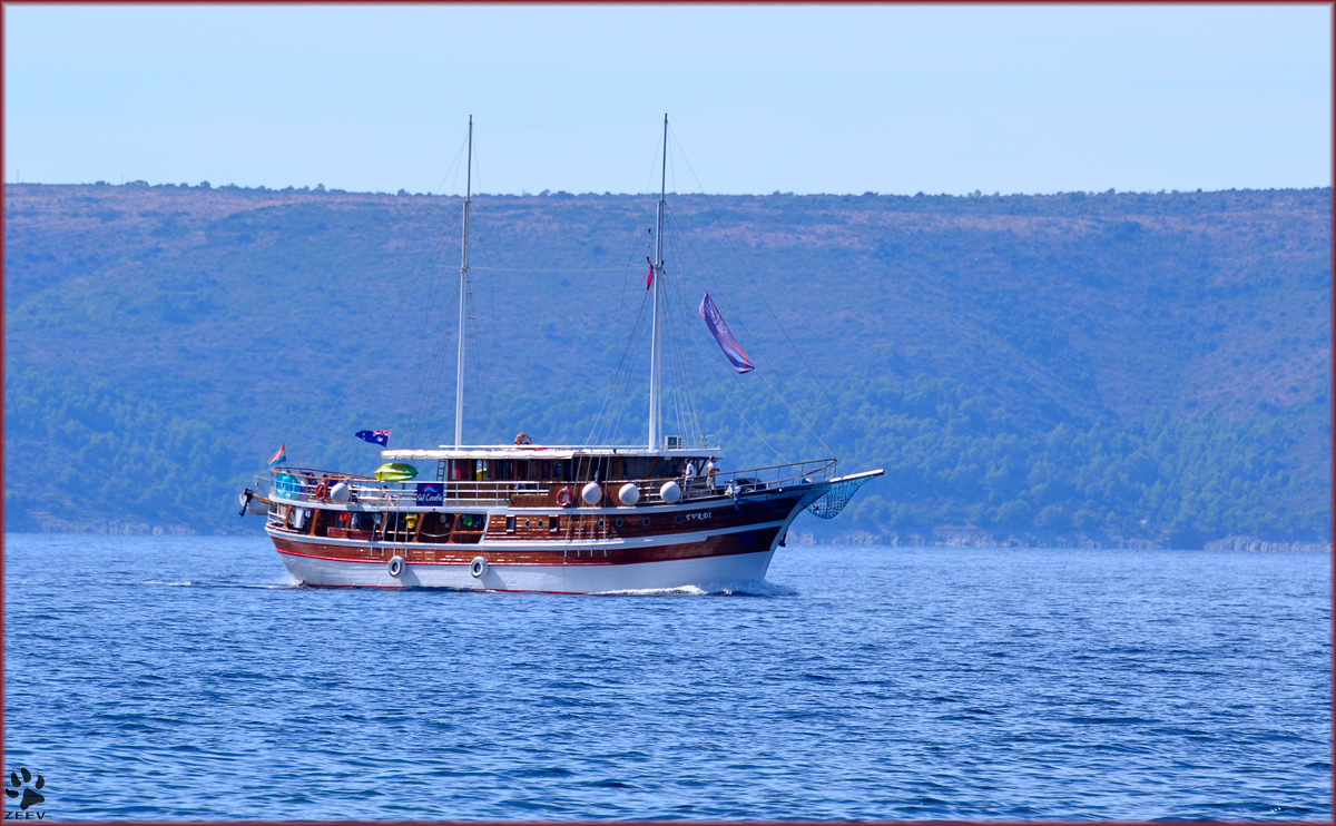 Adriakreuzfahrtschiff 'Tvrdi' unterwegs vor Čaklje mit Insel Hvar in Hintergrund. /29.8.2013