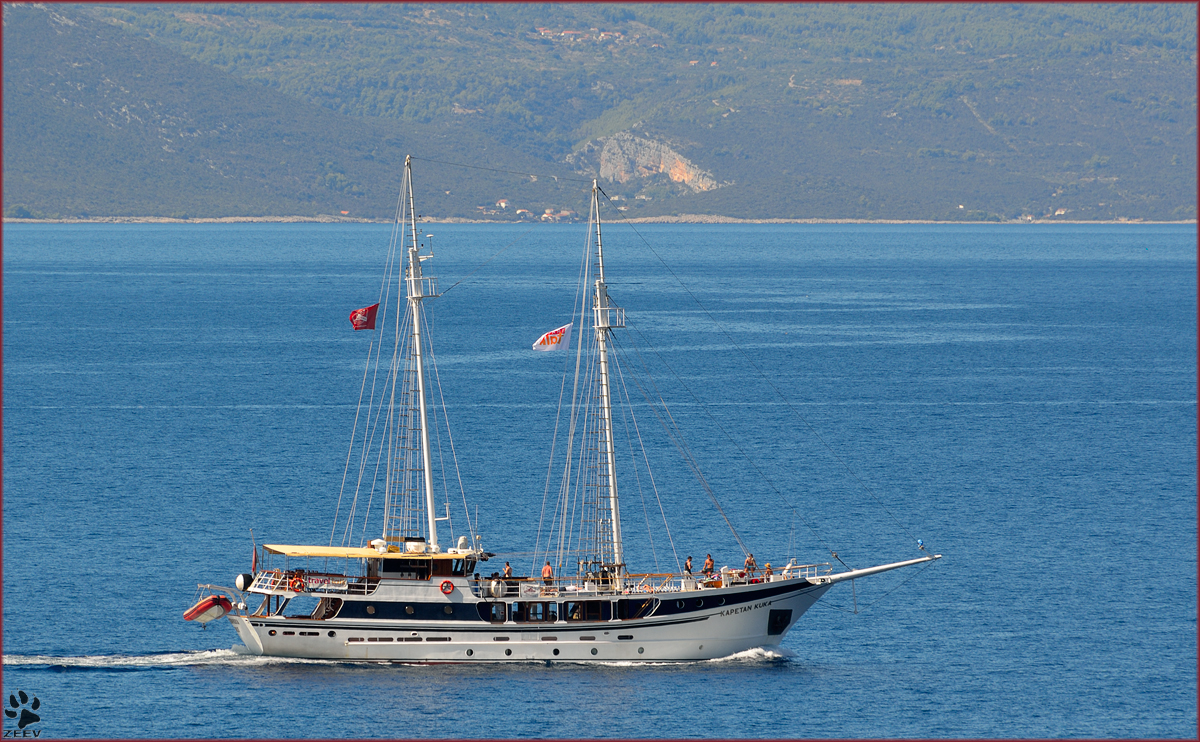 Adriakreuzschiff 'Kapetan Kuka' unterwegs vor Čaklje, in Hintergrund Insel Hvar. /4.9.2013