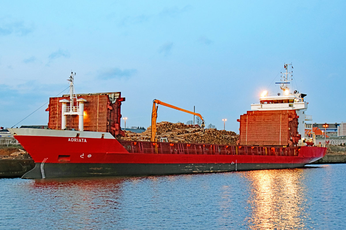 ADRIATA (IMO 9005376) am 22.01.2021 am Roddenkoppel im Hafen von Lübeck. Aufnahme am späten Nachmittag und im letzten Tageslicht.