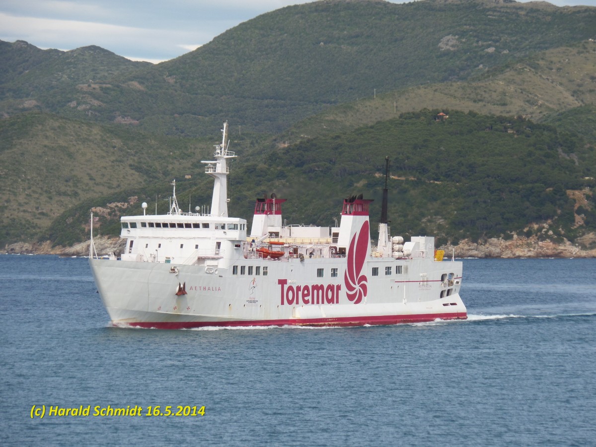 AETHALIA (IMO 8706739) am 16.5.2014 vor Elba /
RoPax-Fähre / BRZ 2.781 / Lüa 91,01 m, B 16,01 m, Tg 4,0 m / 1 Fiat-Diesel,  18 kn /
1991 bei Fincantieri Palermo, Sizilien, Italien / Eigner + Manager: Toremar-Livorno, Italien / Heimathafen: Porto Ferraio, Elba,  Flagge: Italien /
