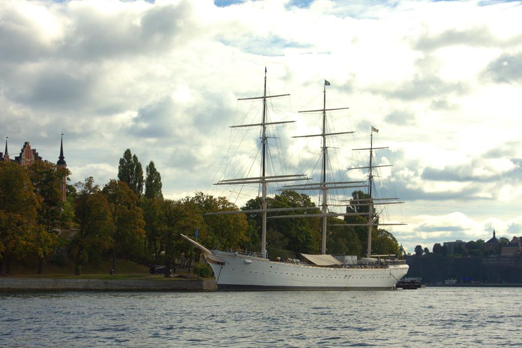 Af Chapman lautet der Name dieses Segelschiffs. Es diente in seiner aktiven Zeit als Handels- und Marine Ausbildungsschiff. Hier am 20.09.2016 liegt es unweit des Vasa Museums in Stockholm am Ufer und dient als exotische Jugendherberge!
