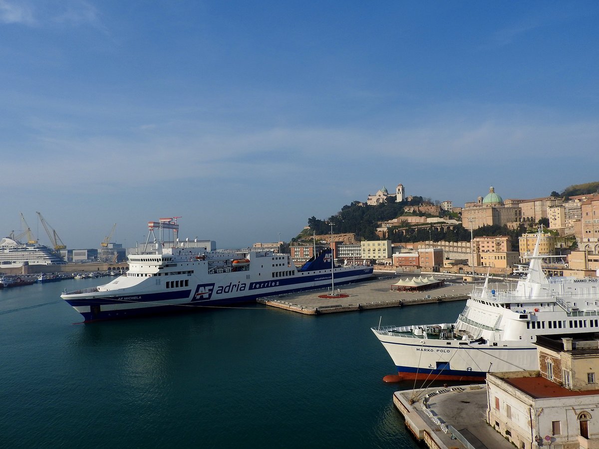 AF-MICHAELA(adria-ferries; IMO:9243447;L=186,5m; B=25,6m; GWT24418; DWT7500T; Bj.2001)im Hafen von Ancona; 190401