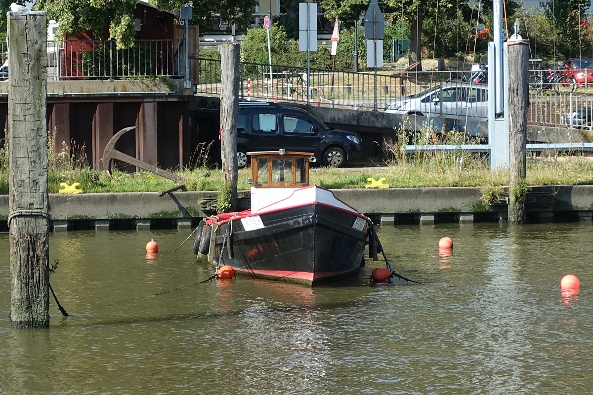 AGNES (H 11539) am 19.7.2019, Hamburg, Elbe, Museumshafen Övelgönne / 
Gebaut 1914 auf der Werft von Höpner auf Steinwärder als Dampfschiff, Elmshorner Dampfschlepp-Schiffahrts-AG  / 1950er Jahre Umbau, Hanomag Diesel, ca. 45 PS, Einsatz im Hamburger Hafen / 1970er, Bellmann Schiffsfarben / 1980er H.K.P. Vogler Wasserbau  / 2002 neumotorisiert , Gebraucht-Motor  / seit 2004 in Privatbesitz /
