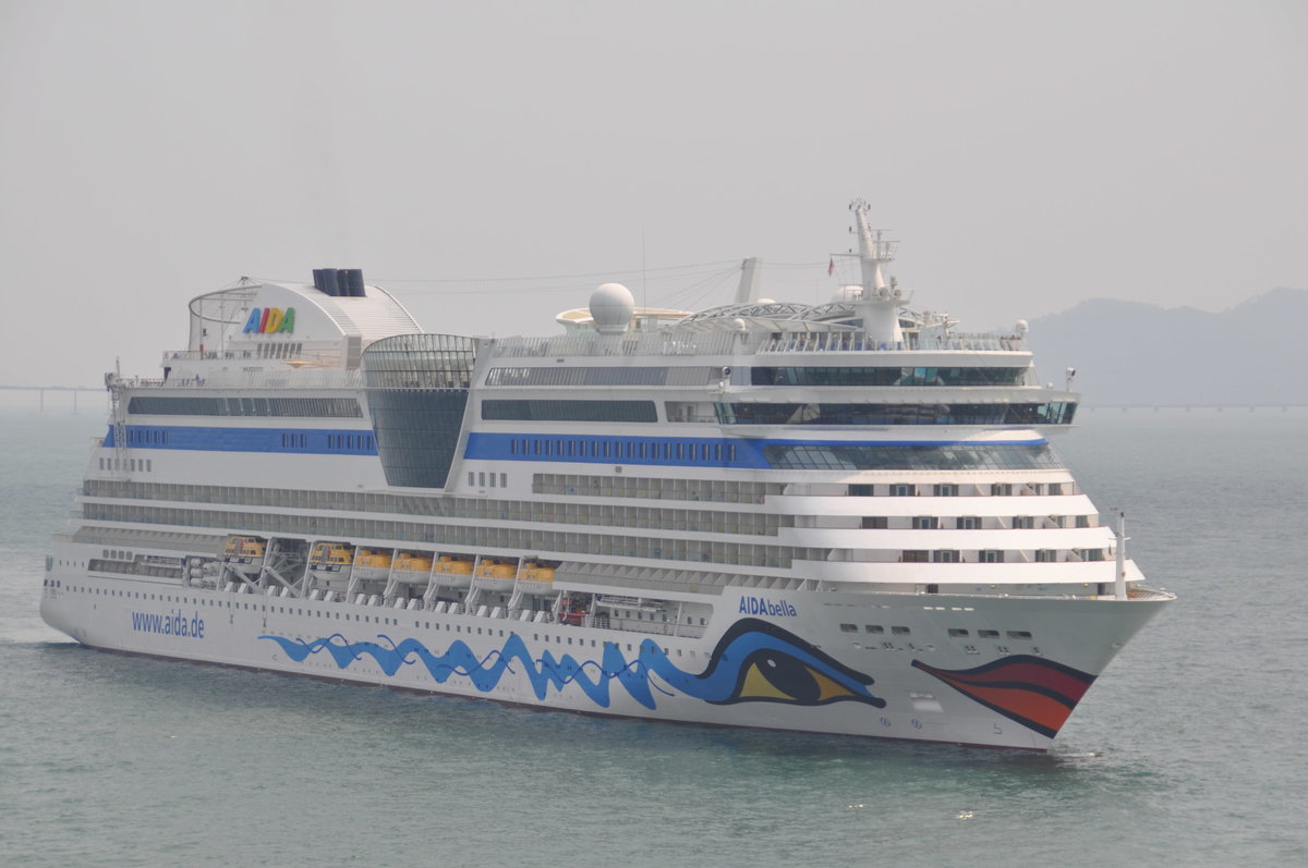 AIDA Bella am 13.03.2016 auf Reede in George Town/Penang aufgenommen von Bord der  Mein Schiff 1 