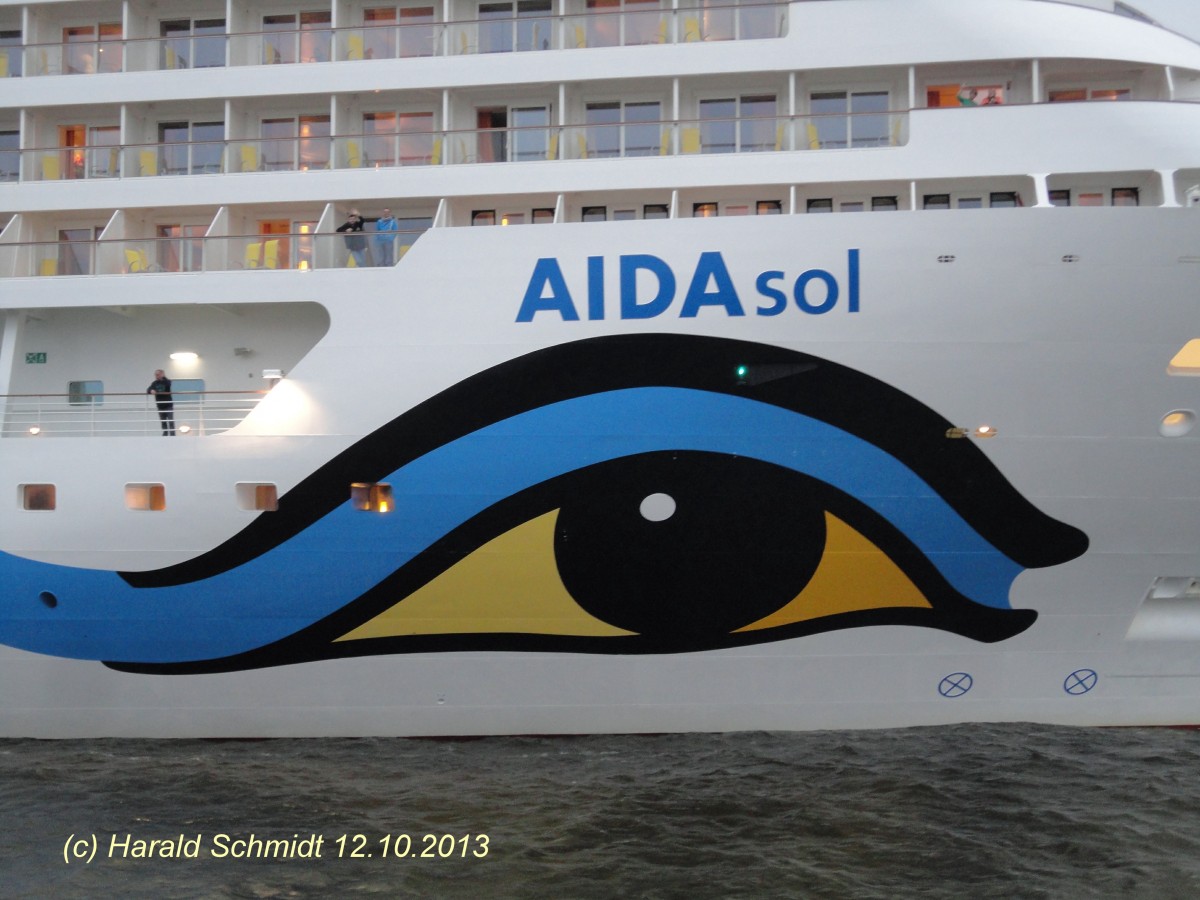 Aida-Logo an der AIDAsol  (IMO 9490040) am 12.10.2013, Hamburg am Kreuzfahrtterminal Altona
Kreuzfahrtschiff / 71.304 BRZ / Lüa 253,33 m, B 32,2 m, Tg 7,3 m /, Antrieb: Diesel-elektr., 25.000 kW, 21,8 kn, 2 Festpropeller, Azimuth / 1096 Kabinen, 2500 Pass., Bes. 611 / 2011 bei Meyer Werft, Papenburg / Heimathafen: Genua, Flagge: Italien /
