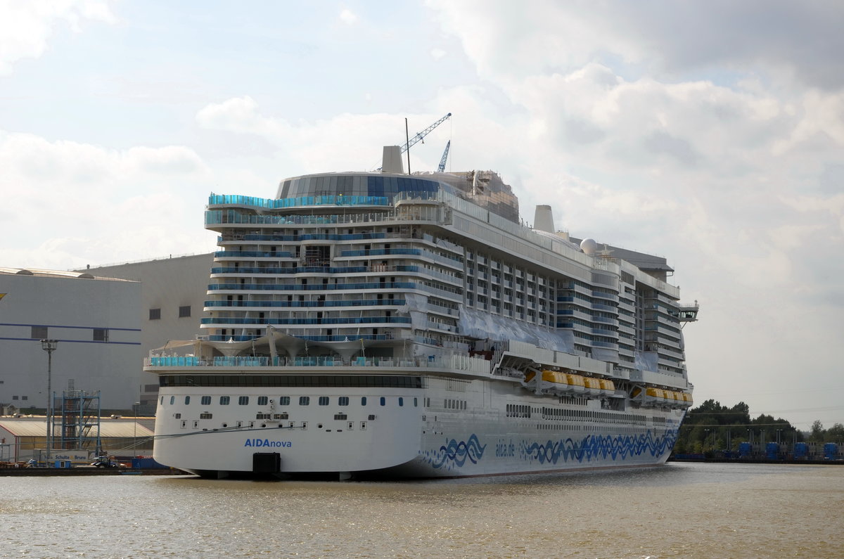 Aida Nova Kreuzfahrtschiff der neuen Helios Klasse. Kiellegung September 2017, Stapellauf und Taufe August 2018, Länge 337m, Breite 42m, Tiefgang 8,60m, Passagiere 6600, IMO 9781865. Papenburg am 26.09.2018. Heimathafen ist Genua. Das Schiff ist das erste Kreuzfahrtschiff, das vollständig mit flüssigem Erdgas (LNG) betrieben werden kann.  Die Versorgung des Schiffes mit dem emissionsärmsten marinen Treibstoff erfolgt für die Kanarentour in Teneriffa durch das LNG-Tankschiff Cardissa. 