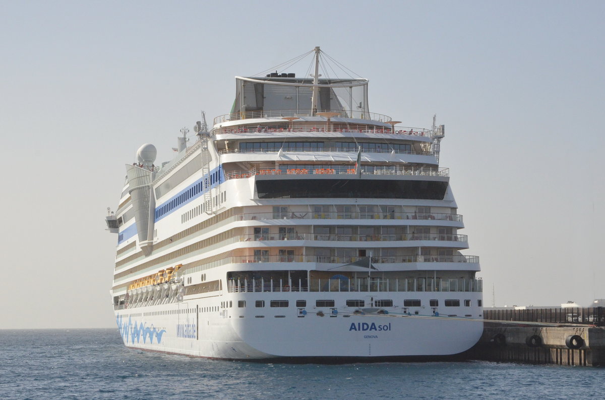 AIDA SOL,  Kreuzfahrtschiff der britisch-amerikanischen Carnival Corporation & plc. Das Schiff wurde als zweites Schiff der modifizierten Sphinx-Klasse auf der Meyer-Werft in Papenburg gebaut. Baukosten ca. 385 Mio EUR, Länge  253,33 m (Lüa) m, Passagierzahl 2686,   Besatzung 611, Besuchte den Hafen von Arrecife am 7.12,17.
