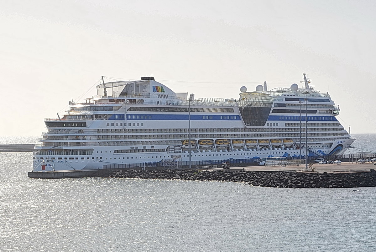 AIDA SOL,  Kreuzfahrtschiff der britisch-amerikanischen Carnival Corporation & plc. Das Schiff wurde als zweites Schiff der modifizierten Sphinx-Klasse auf der Meyer-Werft in Papenburg gebaut. Baukosten ca. 385 Mio EUR,  Länge  253,33 m (Lüa) m, Passagierzahl 2686,   Besatzung 611, Besuchte den Hafen von Arrecife am 7.12,17.
