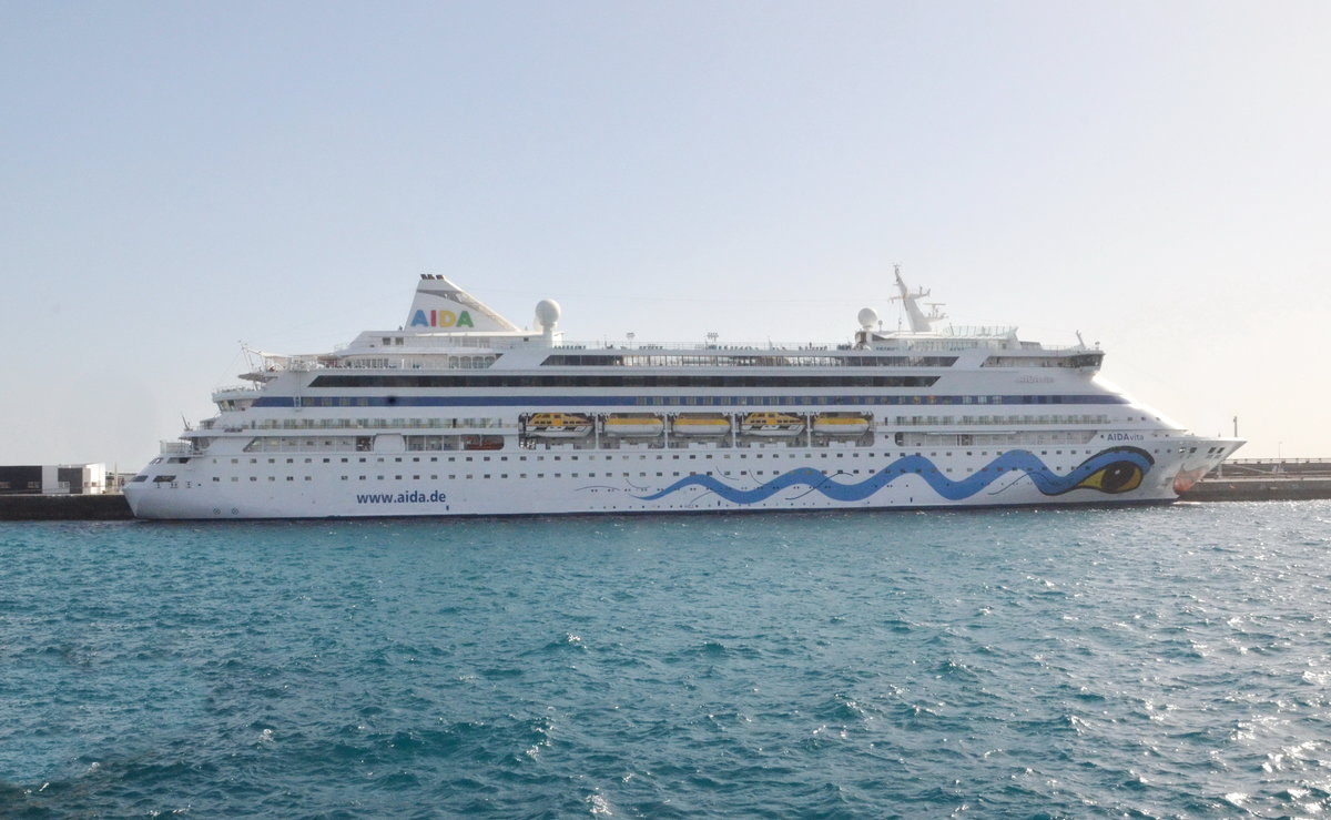 AIDA Vita,  ist ein Kreuzfahrtschiff des Weltmarktführers für Kreuzfahrten Carnival Corporation & plc und seit Auslieferung im April 2002. Kiellegung 21, November 2000, Länge 202,85 m, (LüaBreite 28,1 m, Besatzung 389,  Passagierzahl 4232, IMO:  9221554. Besuchte den Hafen von Arrecife am 7.12,17.