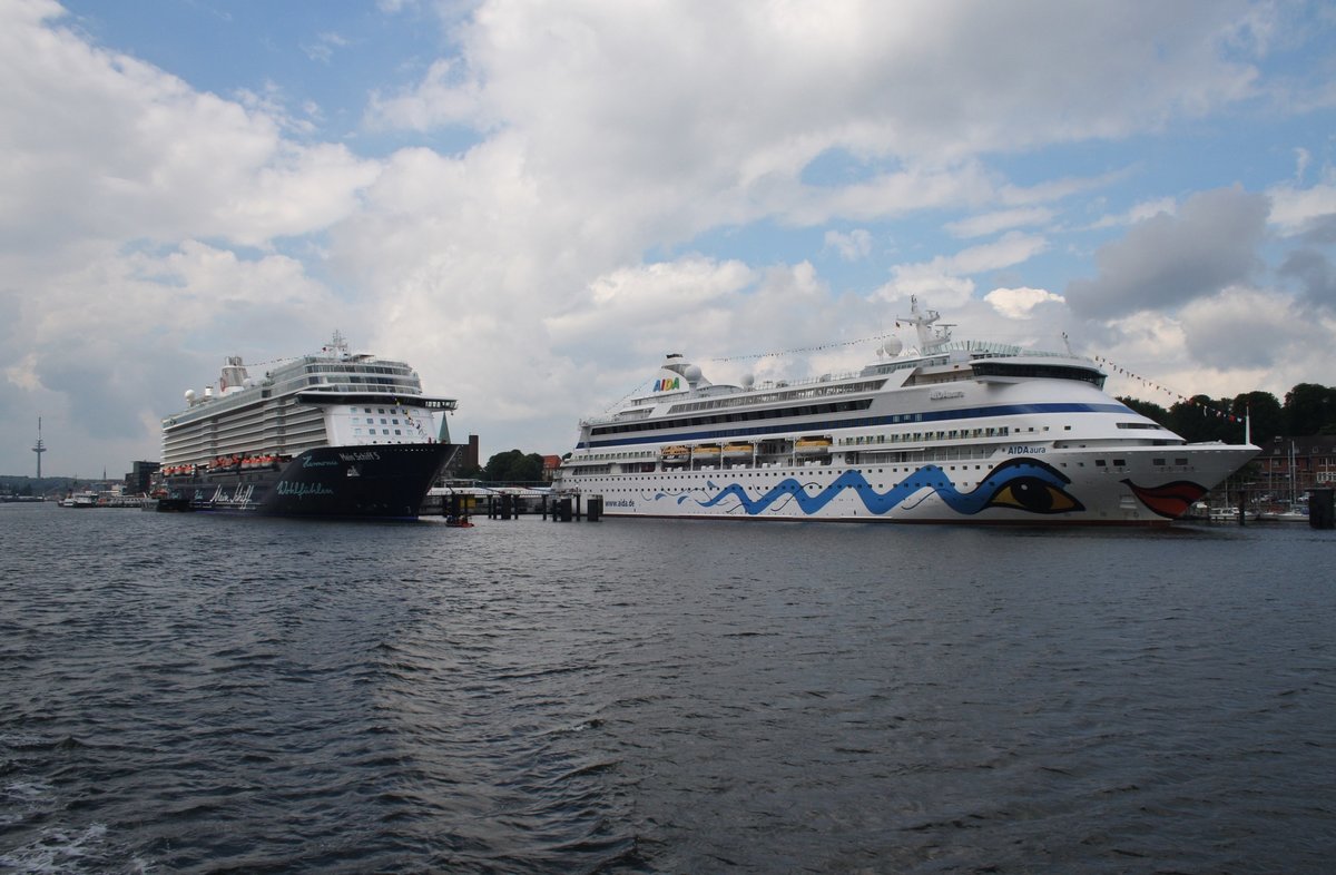 AIDAaura und die Mein Schiff 5 liegen beide am 29.6.2016 am Kieler Ostseekai zum Passagierwechsel. 