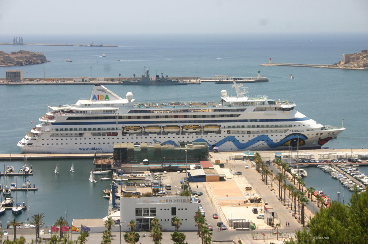 AIDAaura im Sommer 2015 im Hafen von Cartagena