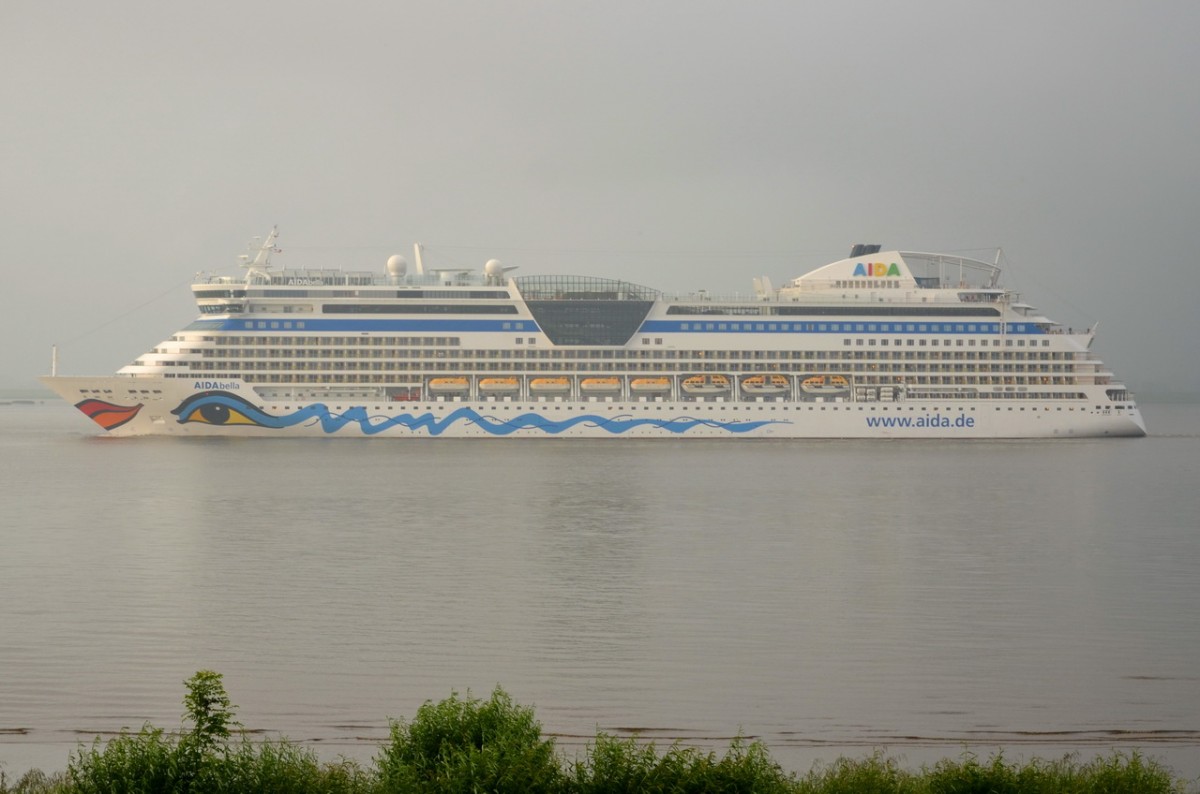 AIDAbella  , Kreuzfahrtschiff , IMO 9362542 , Baujahr 2008 , 252 x 32 m , Lühe 13.06.2015