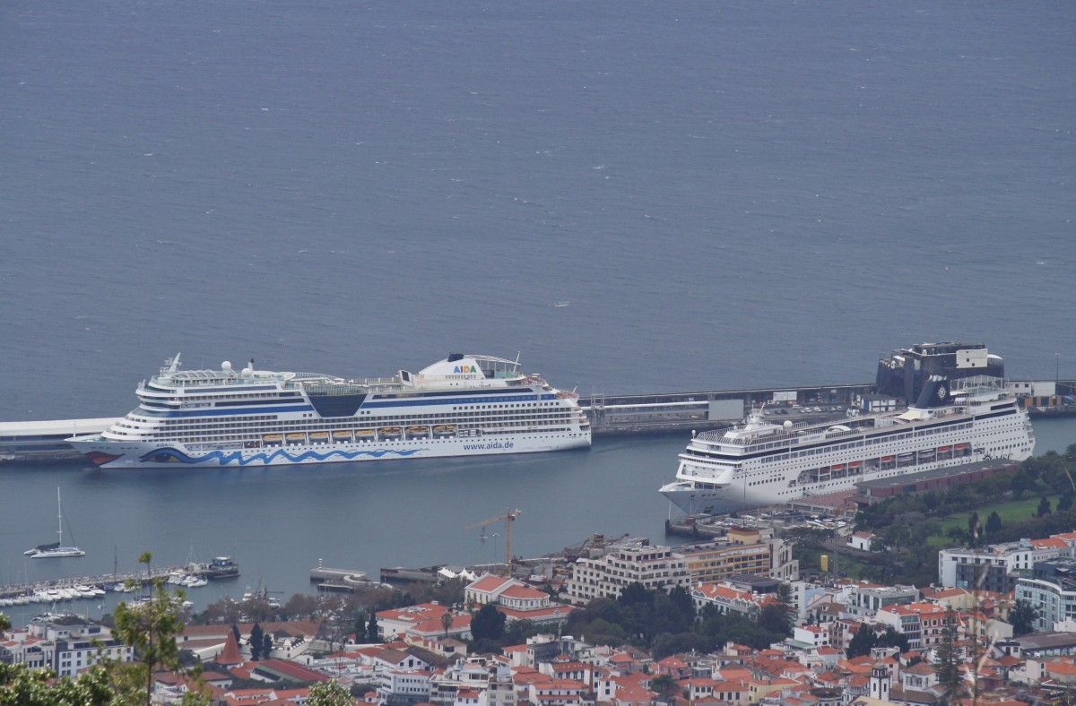 AIDAblu und MSC Armonia liegen am 24.12.2013 in Funchal auf Madeira.