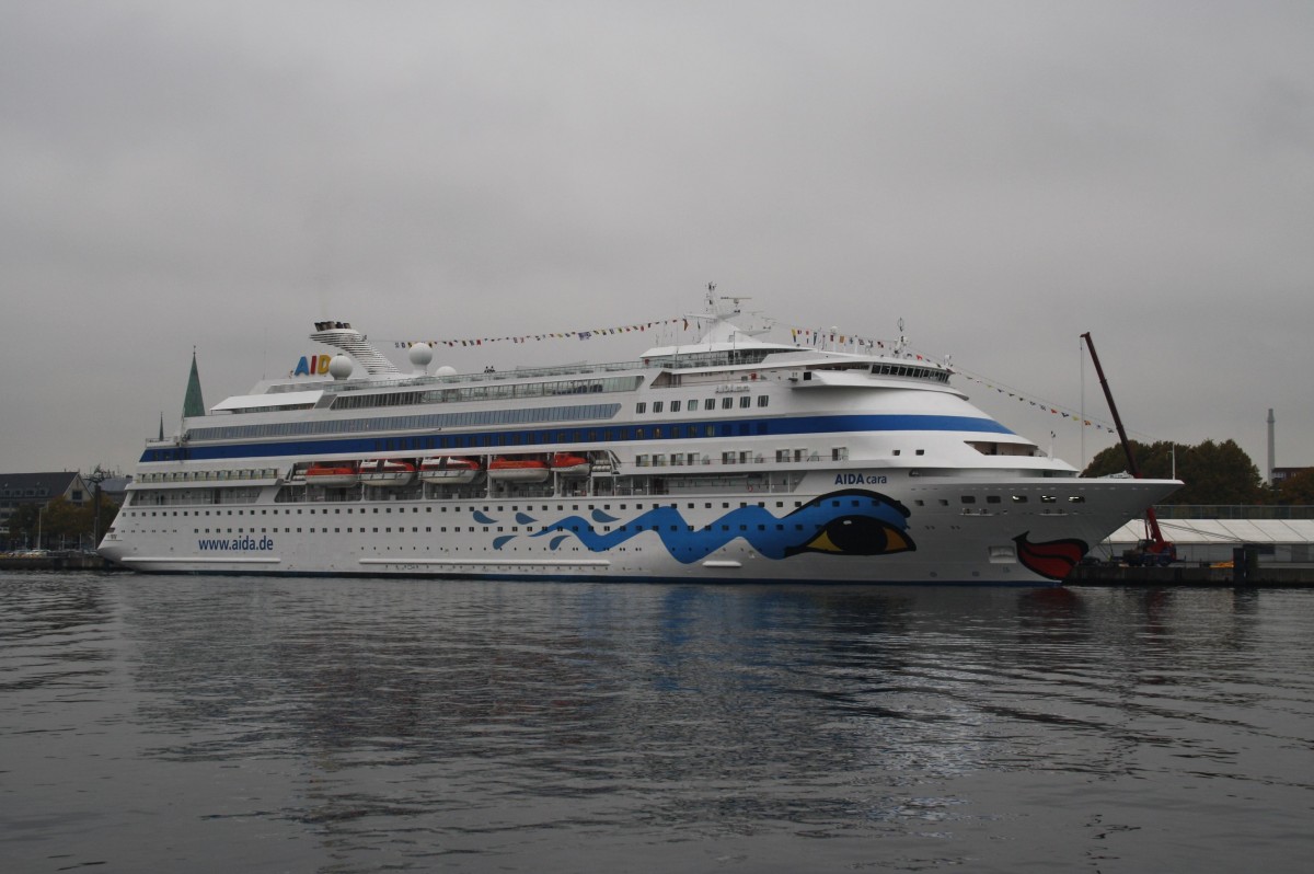 AIDAcara liegt am 17.10.2015 fest vertäut am Ostseekai in Kiel. Am Abend wird sie zu einer 3-tägigen Kurzreise nach Göteborg und Kopenhagen auslaufen.