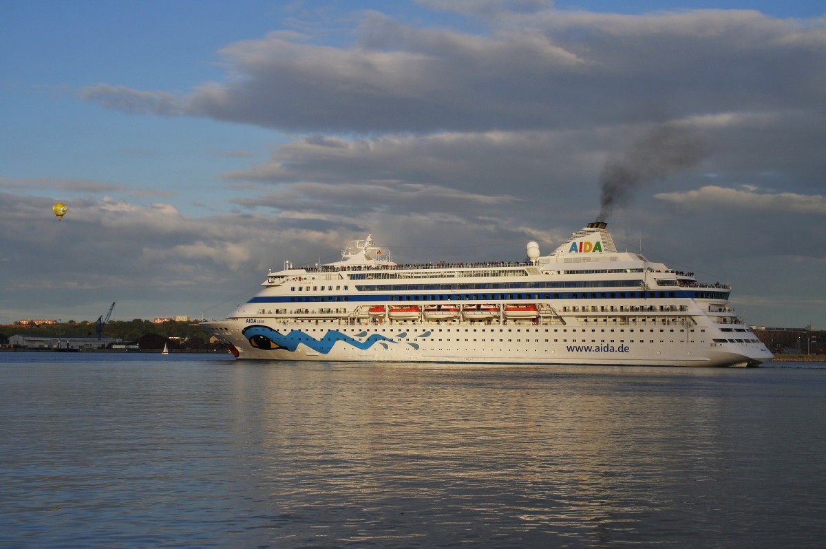AIDAcara nimmt am 19.9.2015 nach dem Wendemanöver in Kiel Kurs auf die Ostsee.