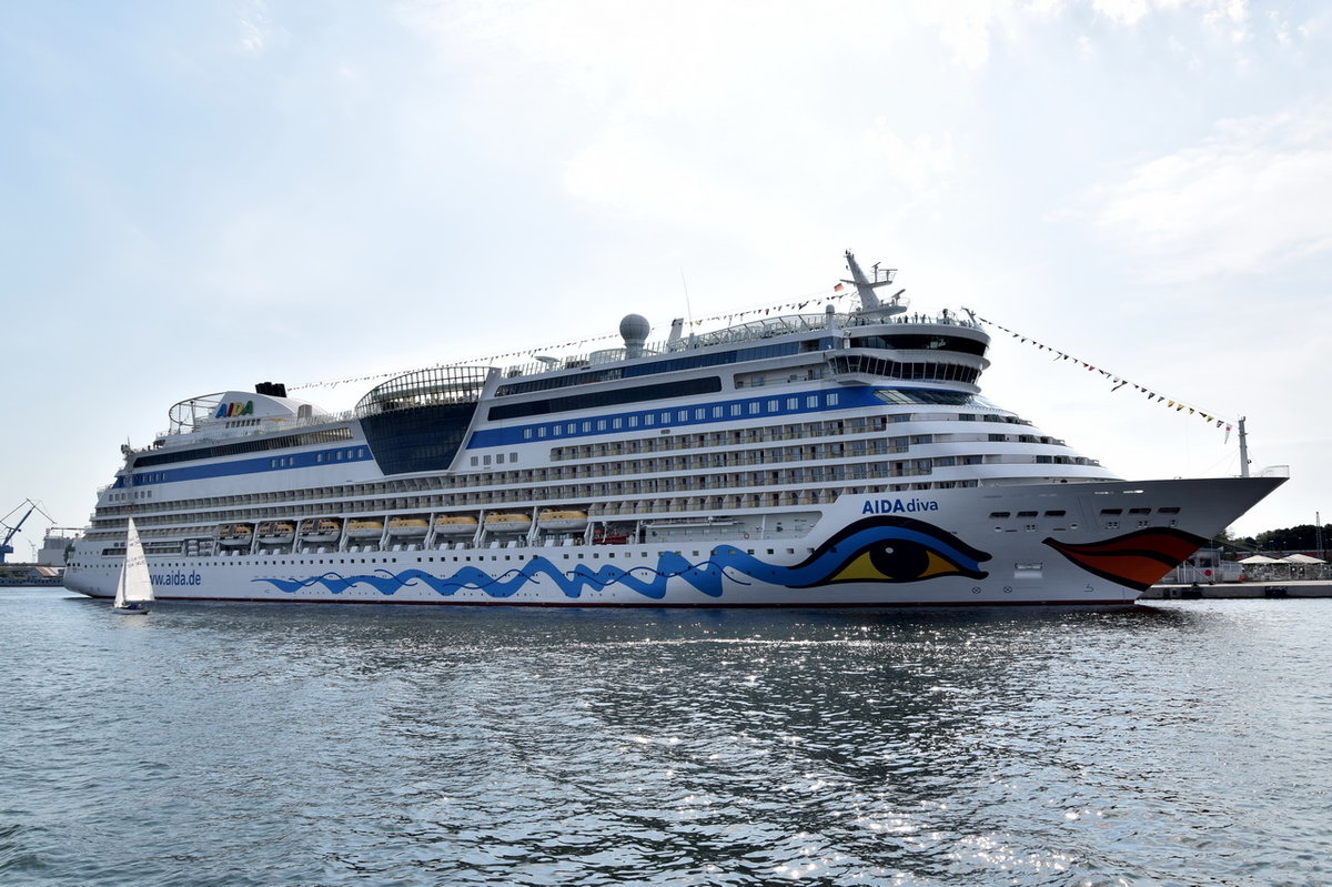 AIDAdiva , Kreuzfahrtschiff , IMO 9334856 , Baujahr 2007 , 251.89 × 32.2m ,2500 Passagiere , 28.08.2016 Rostock-Warnemünde