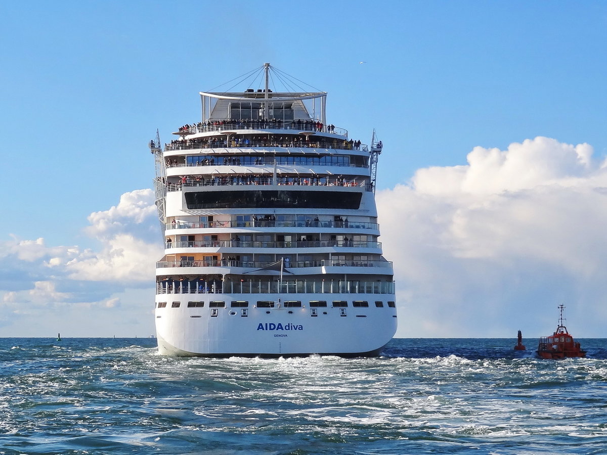 AIDAdiva , Kreuzfahrtschiff , IMO 334856 , Baujahr 2007 , 251.89 × 37.6m , 2500 Passagiere und 607 Besatzung , 02.05.2019 , Rostock-Warnemünde 