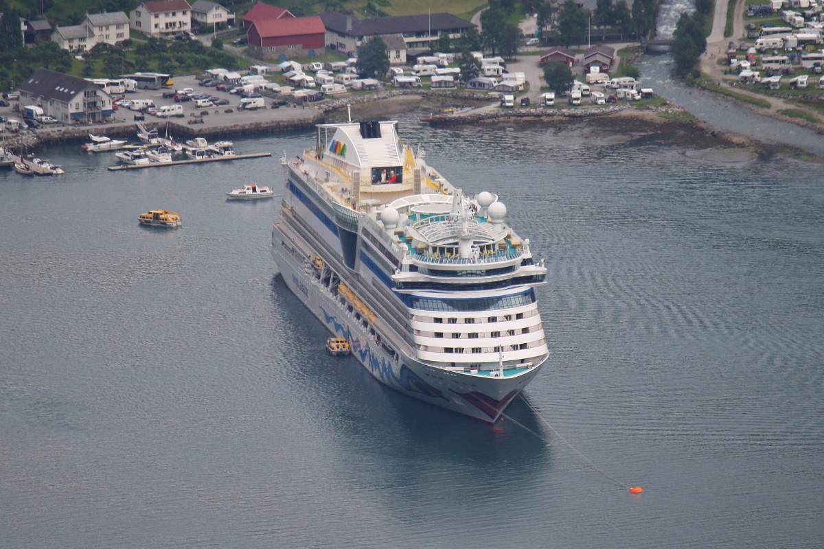 AIDAluna hat am 27.7.2014 den Hafen des beschaulichen Dörfchens Geiranger in Südnorwegen angelaufen.