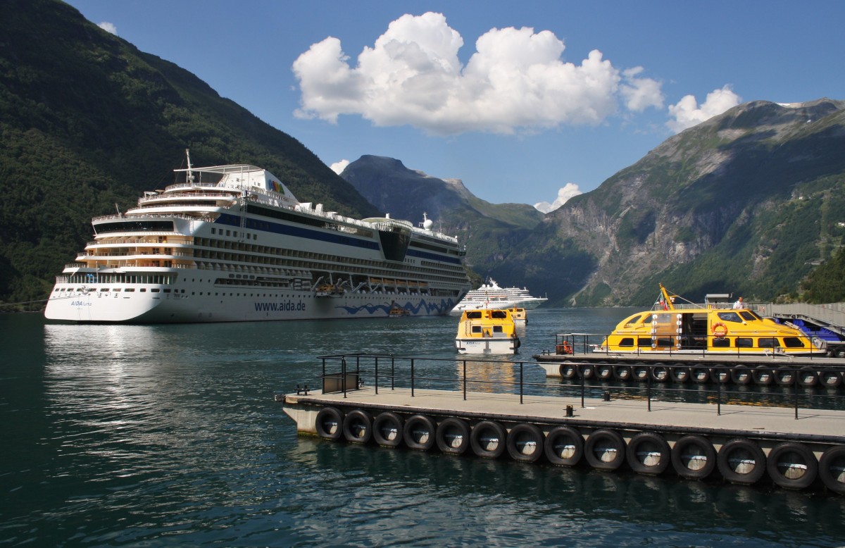 AIDAluna hat am 27.7.2014 nach der Fahrt durch den atemberaubenden Geirangerfjord den gleichnamigen Ort am Ende des Fjords erreicht.