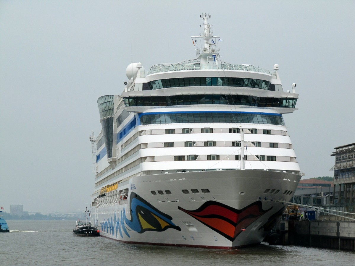 AIDAluna (IMO 9334868 , 251,89 x 32,2) am 05.05.2014 am Hamburg Cruise Center Altona.