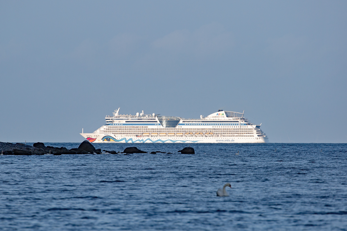 AIDALUNA (IMO 9334868) von Gdynia nach Kiel. Der Kussmund des Kreuzfahrtschiffes scheint die Findlinge vor Rügens Kreidefelsen fast zu berühren. - 22.09.2021



