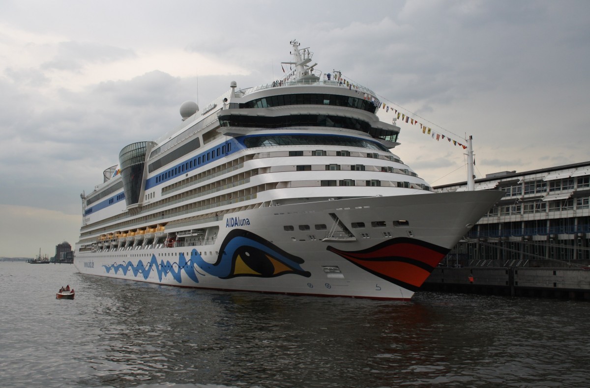 AIDAluna lag am 24.7.2014 am Cruise-Terminal in Hamburg Altona, sie wird am Abend zu einer 10-tägigen Kreuzfahrt nach Fjordnorwegen aufbrechen.