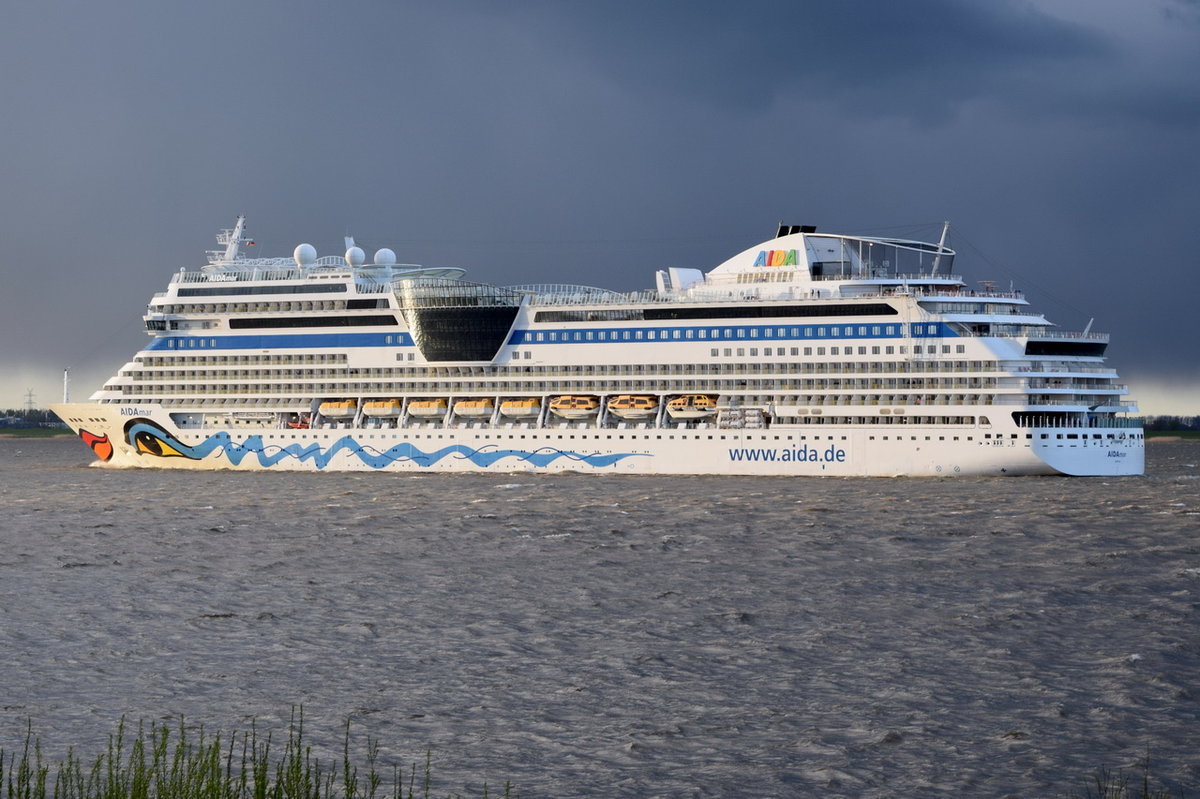 AIDAmar , Kreuzfahrtschiff , IMO 9490052 , Baujahr 2012 , 252 x 32m , 2500 Passagiere ,23.04.2016 Grünendeich