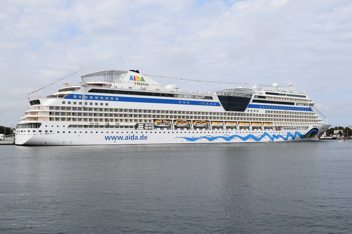 AIDAmar , Kreuzfahrtschiff , IMO 9490052 , Baujahr 2012 , 252 x 32m , 2500 Passagiere , 27.08.2016 Rostock-Warnemünde