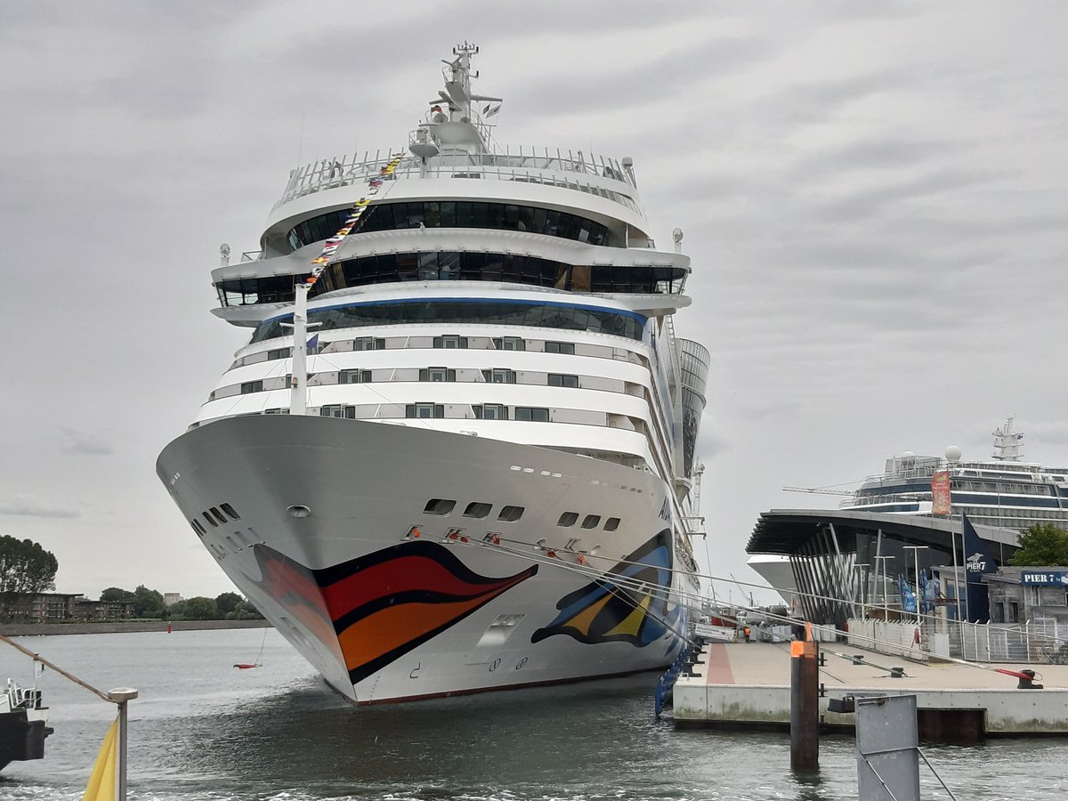 AIDAmar am 22.07.2019 in Warnemünde.Im Hintergrund liegt die Celebrity REFLECTION.