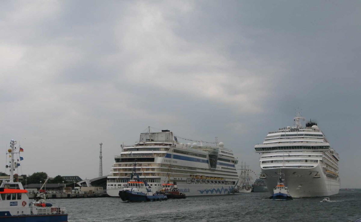  AIDAmar  und Einfahrt von  Costa Fortuna  in Warnemünde 09.08.2014 Hansesail 2014