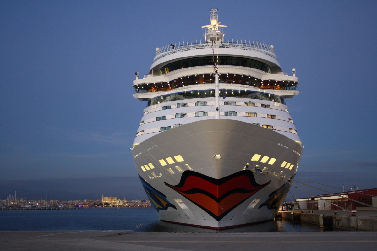 AIDAmar liegt am 20.12.2014 im Hafen von Palma de Mallorca und wird gegen 22:00 Uhr zu einer einwöchigen Reise durch das westliche Mittelmeer auslaufen.