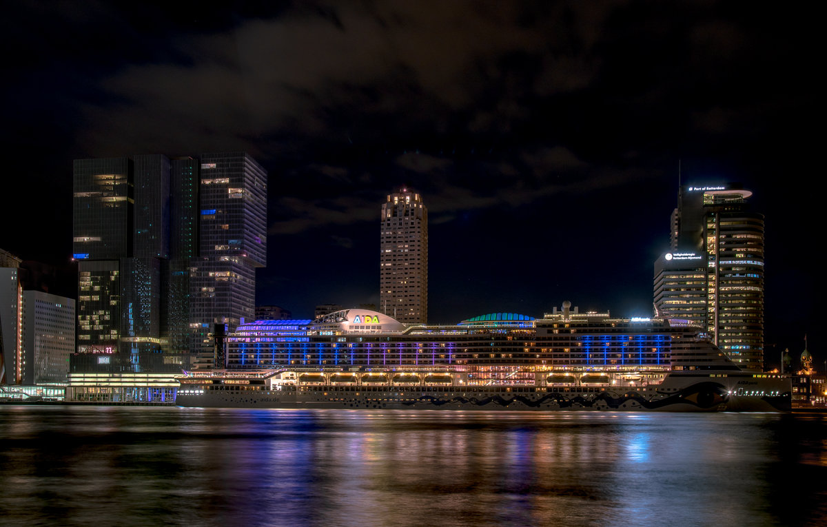 AIDAPerla im Hafen von Rotterdam bei Nacht.(21.6.2018).