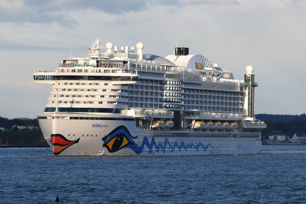 AIDAprima  , Kreuzfahrtschiff , IMO 9636955 , Indienststellung 2016 , 299,95 x 37,65m ,3250 Passagiere und ca 900 , 23.04.2016 Grünendeich