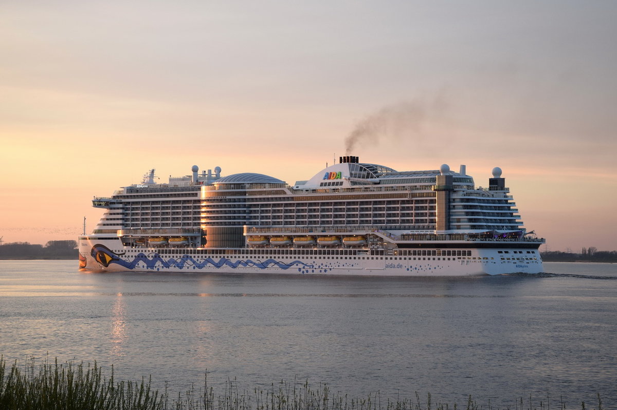 AIDAprima , Kreuzfahrtschiff , IMO 9636955 , Indienststellung 2016 , 299,95 x 37,65m ,3250 Passagiere und ca 900 , 30.04.2016 Grünendeich